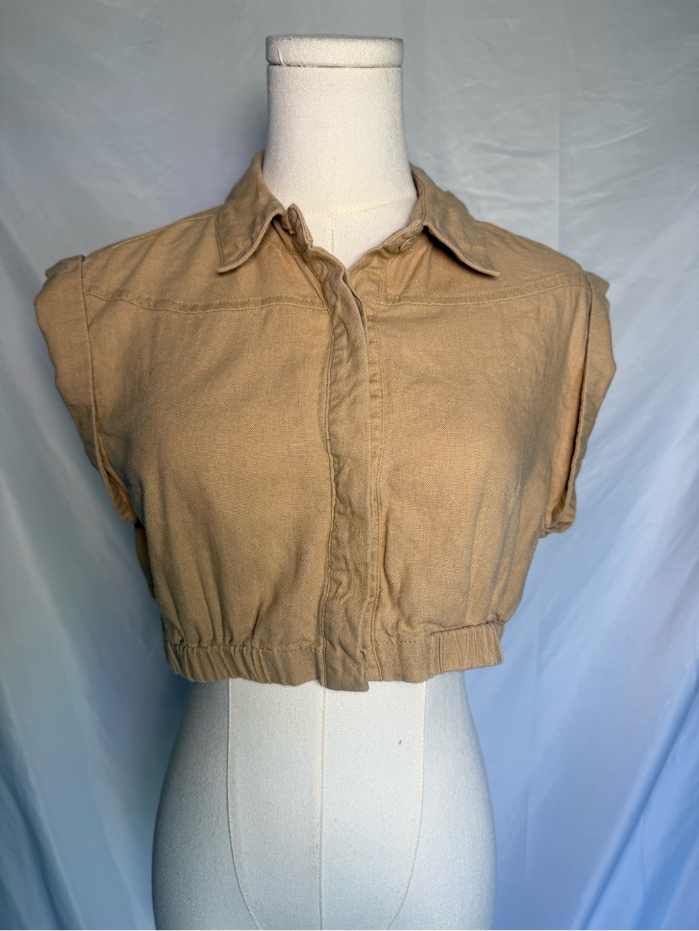 Avec Les Filles Cropped Button-Up Cap Sleeve Top in Tan Size Small